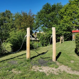 Hügel mit Schaukel und Reckstange