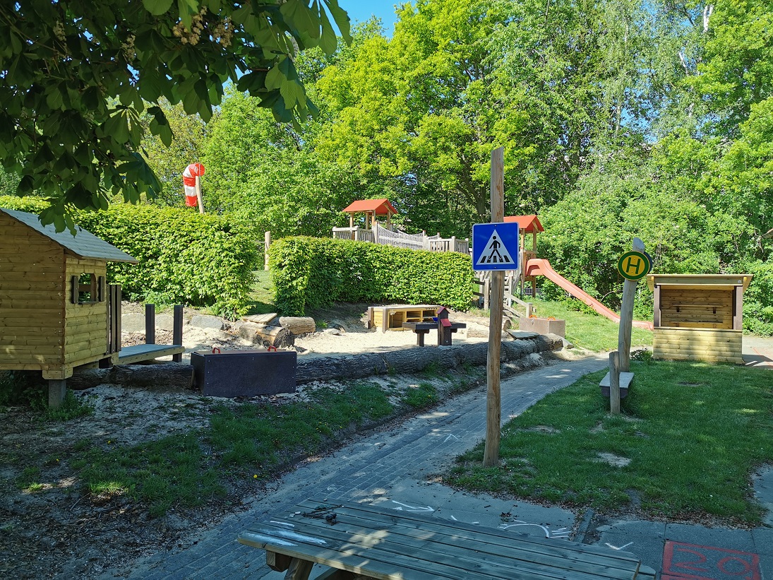 Sandkasten und Bushaltestelle