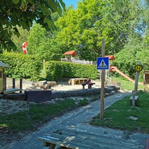 Sandkasten und Bushaltestelle